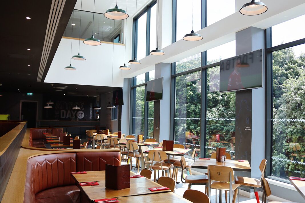 cách mở quán cafe bóng đá