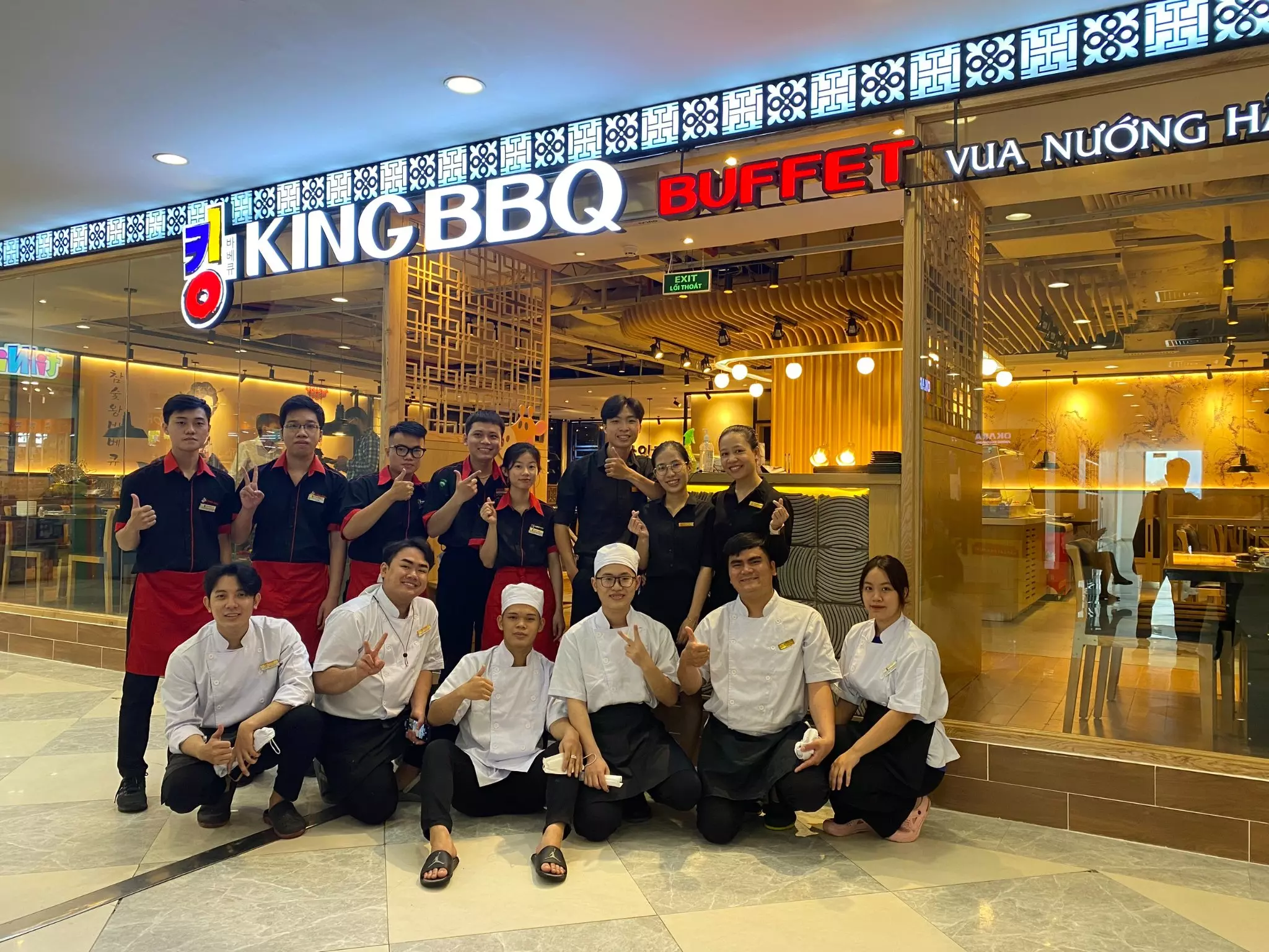 đội ngũ nhân viên nhà hàng king bbq