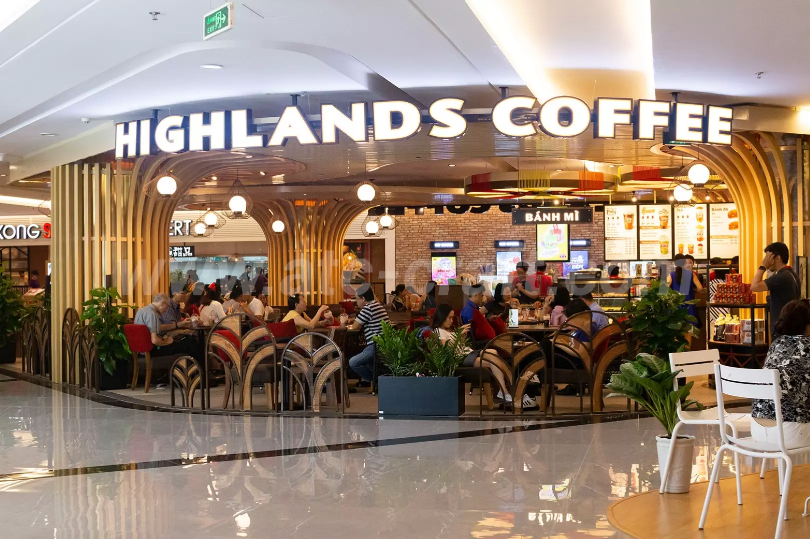 highlands coffee ở trung tâm thương mại