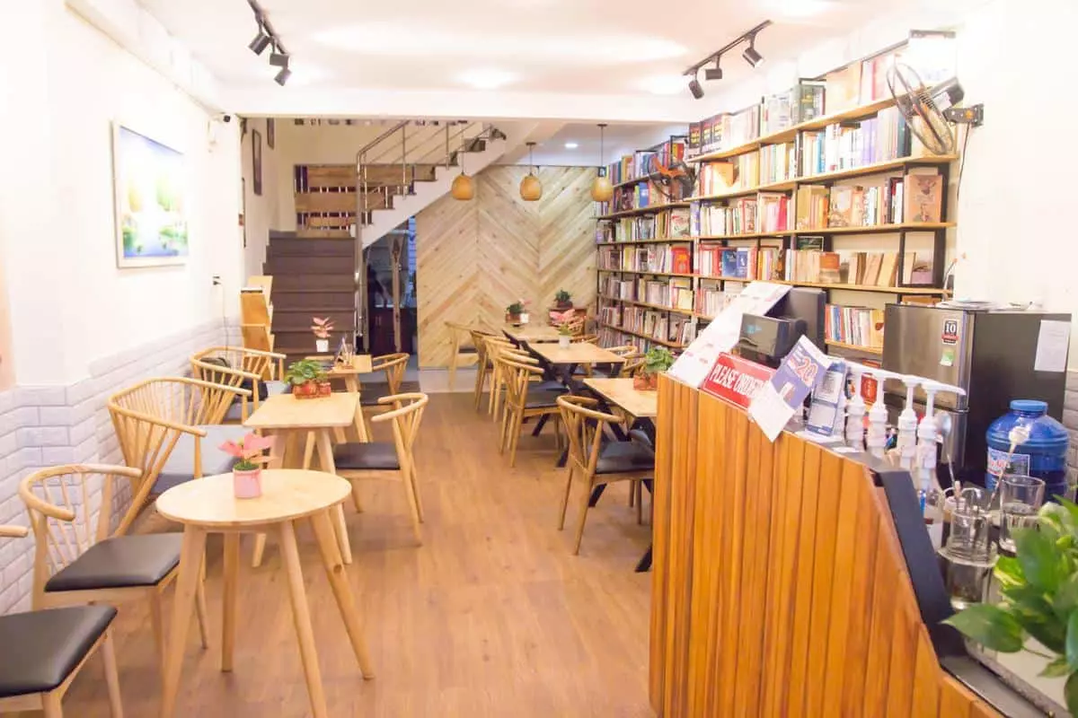 không gian cafe sách bên trong leevins study cafe