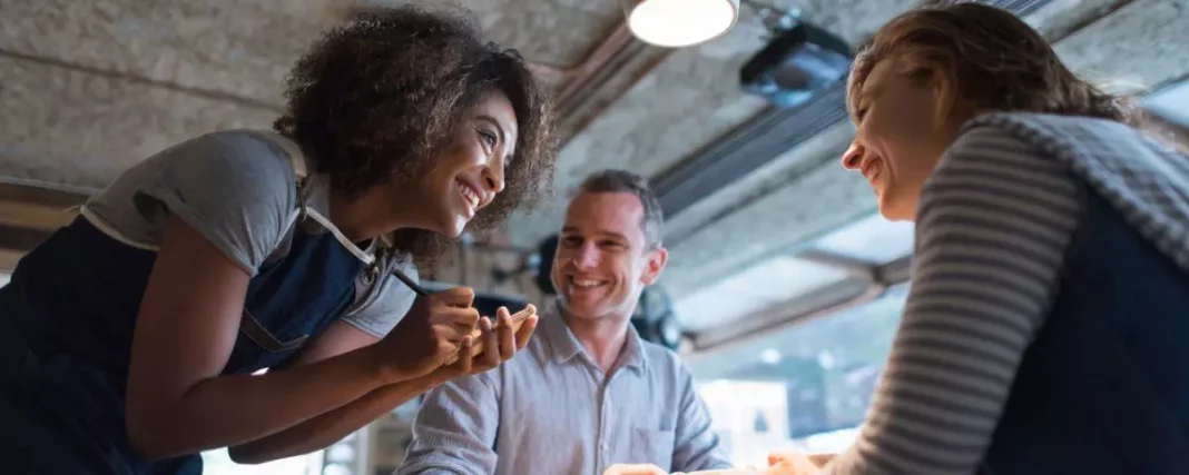 nhân viên order cần tận tình và niềm nở