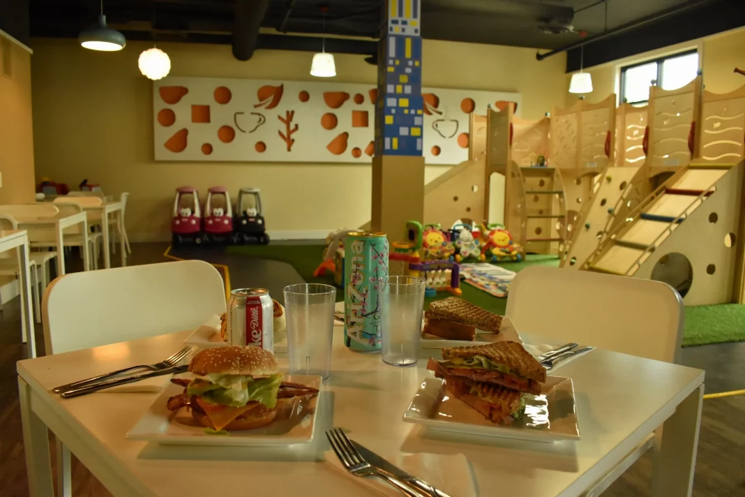 quán cafe có khu vui chơi cho bé