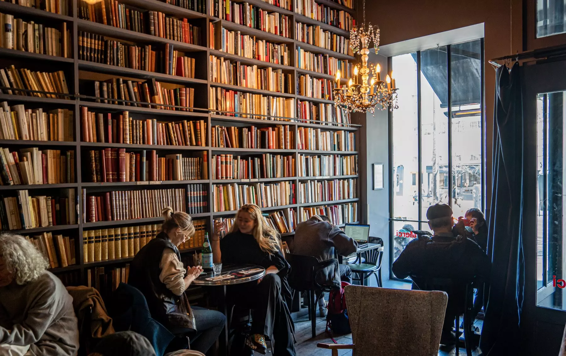 xác định khách hàng mục tiêu của quán cafe sách