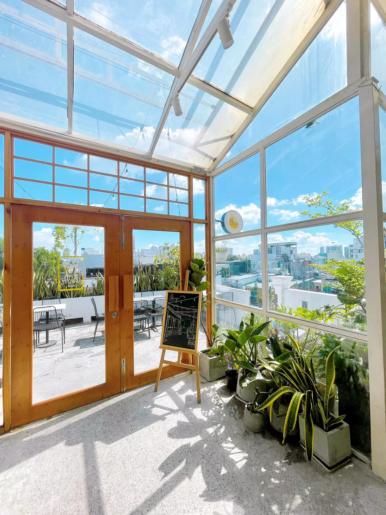 không gian sân thượng đẹp của Nắng Rooftop Coffee