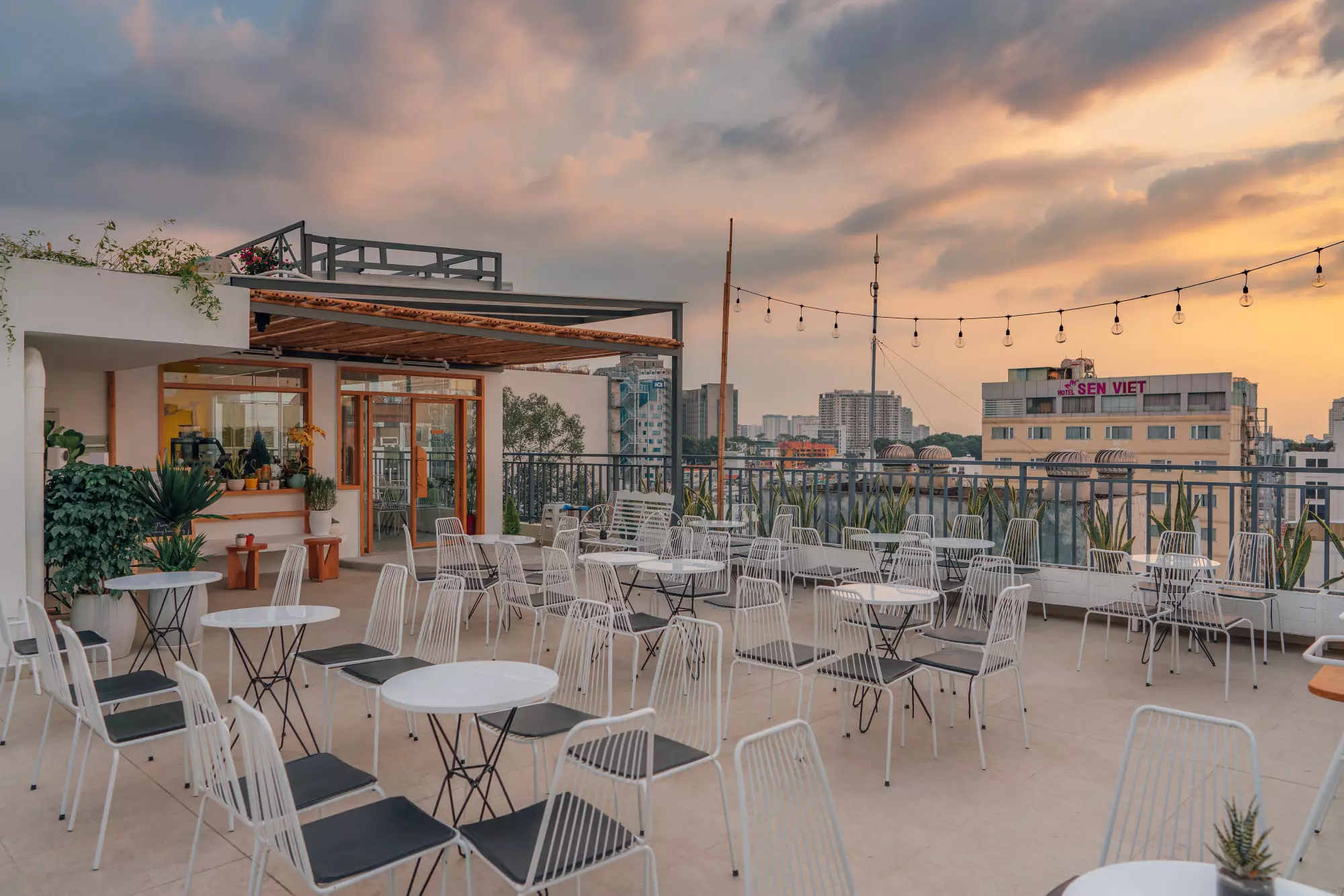 quán cafe Nắng Rooftop Coffee có view sân thượng đẹp 