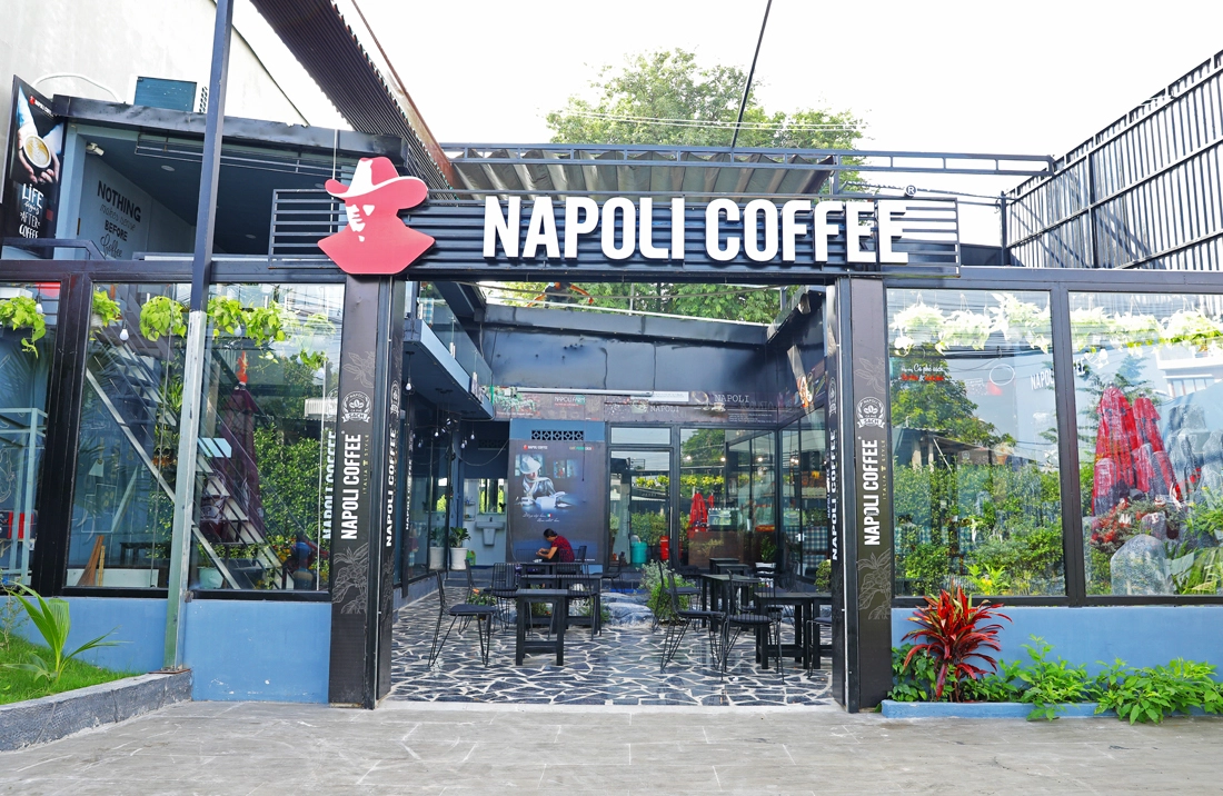 view sân vườn của thương hiệu nhượng quyền napoli café