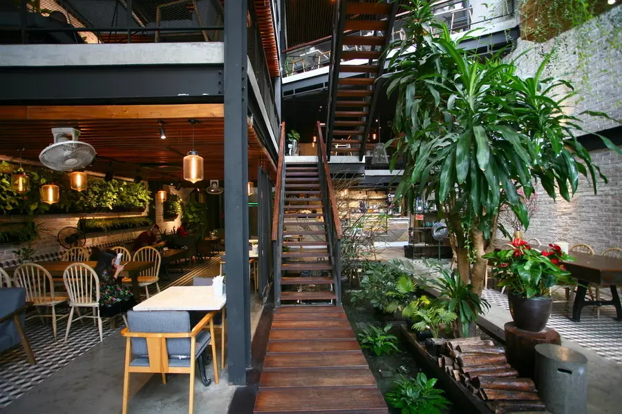 không gian cafe xanh thoáng mát 