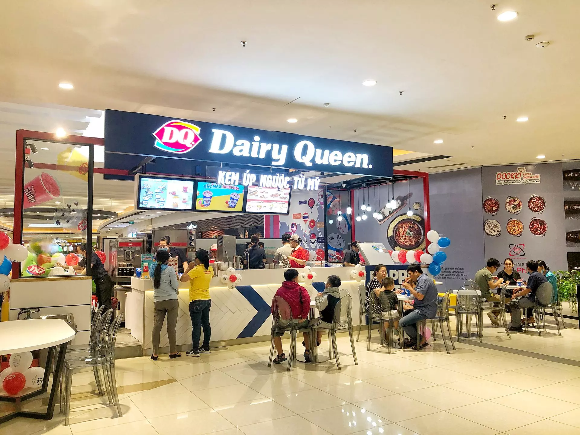 không gian cửa hàng dairy queen 