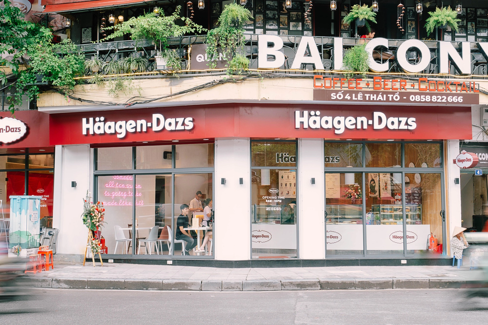 cửa hàng haagen-dazs nằm ngoài mặt đường